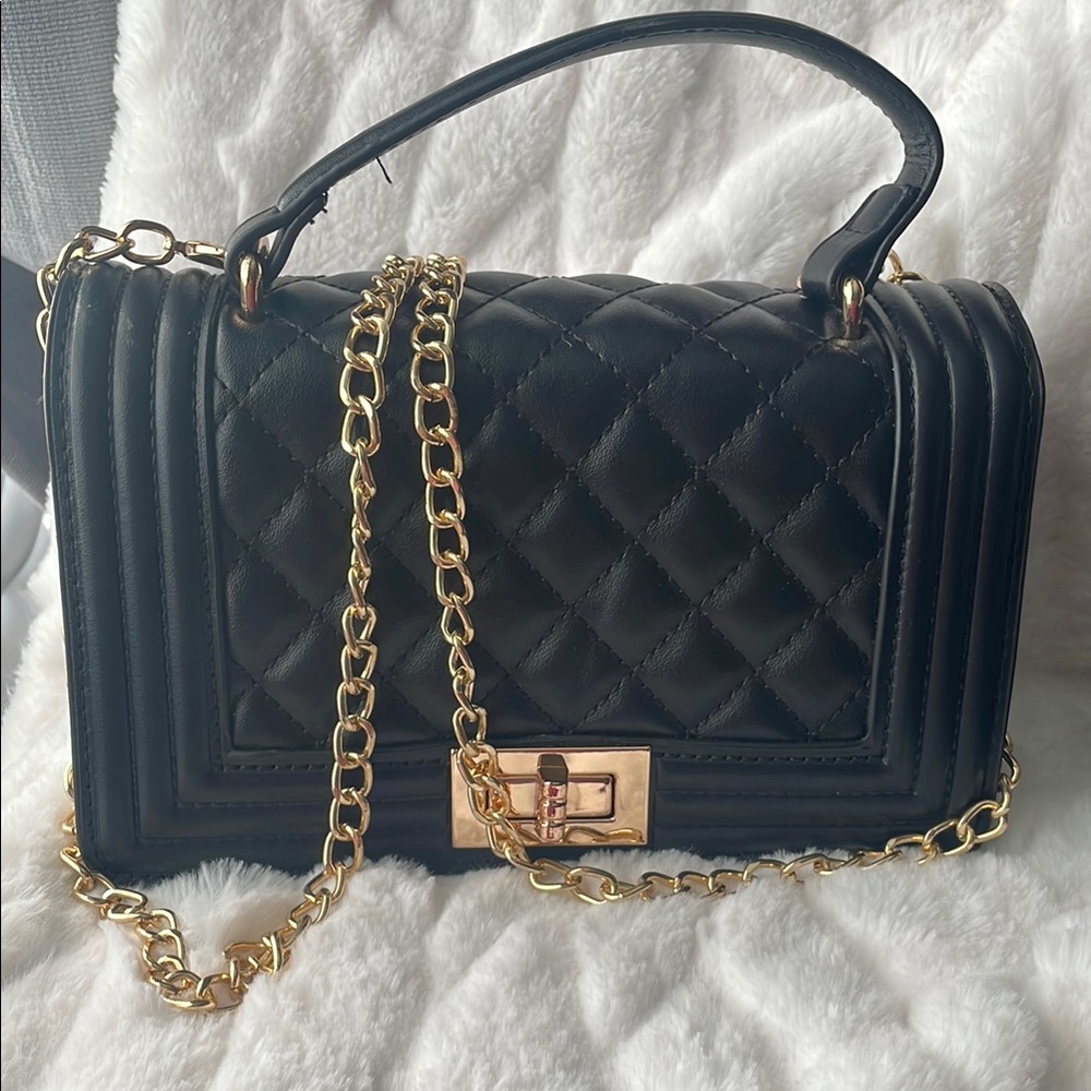 Elegant Black Quilted Handbag with Gold Chain